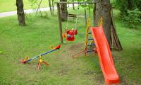 Spielplatz mit Schaukel und Wippe