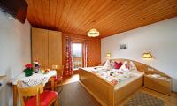 Doppelbettzimmer aus Buchenholz mit TV, Balkon und Sitzecke