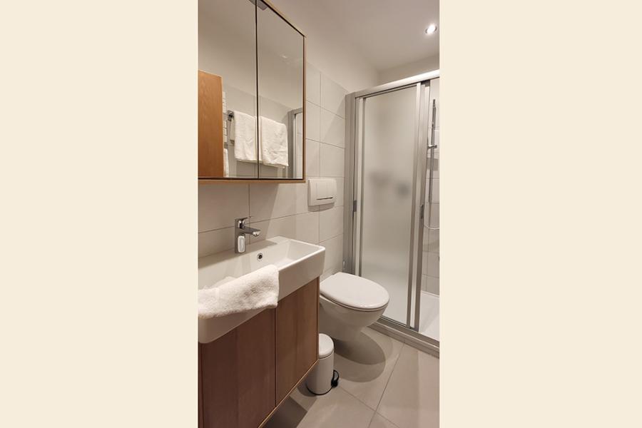 Badezimmer mit Dusche