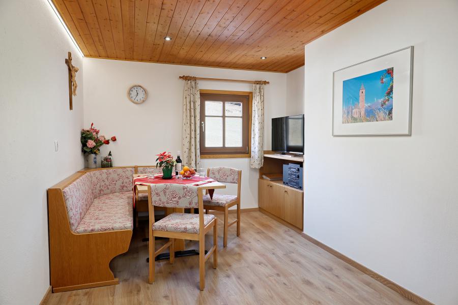 Ferienwohnung - Wohnraum mit TV und Radio