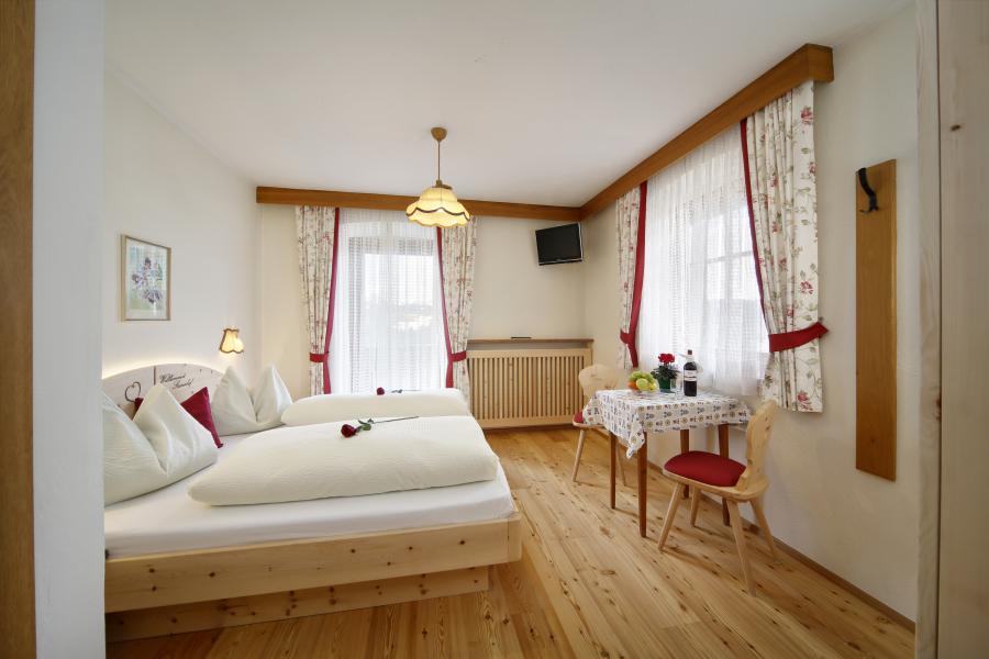 Doppelbettzimmer aus Zirbenholz mit TV und Südbalkon mit Panoramablick