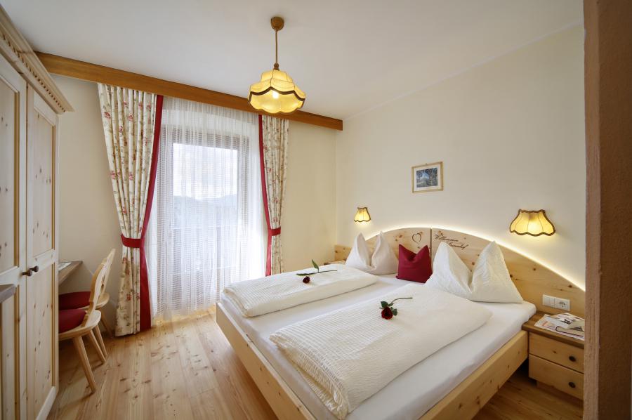 Doppelbettzimmer aus Zirbenholz mit TV, Südbalkon mit Panoramablick 