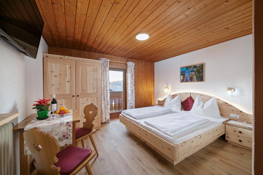  neues Doppelbettzimmer aus Zirbenholz mit TV, Sudbalkon mit Panoramablick